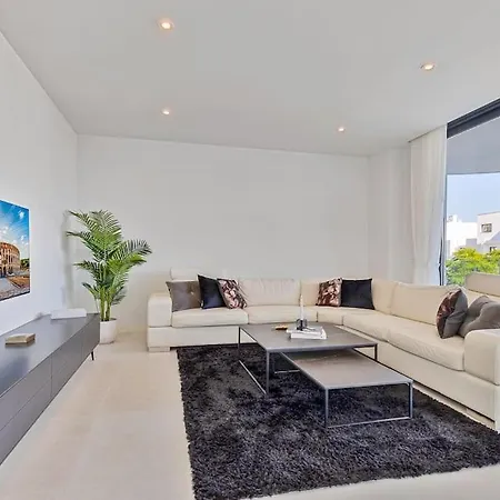 Stunning With Private Pool