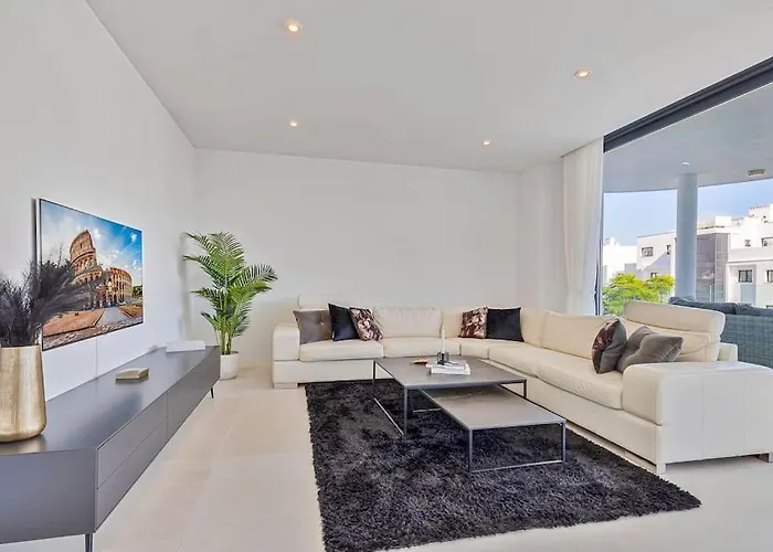 Stunning With Private Pool